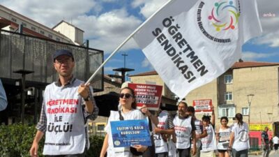 Özel Sektör Öğretmenleri Sendikası, Manisa'nın Turgutlu ilçesinde bir okul önünde