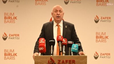 Zafer Partisi Genel Başkanı Ümit Özdağ, Manisa'da bir okul önündeki