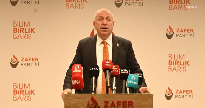 Zafer Partisi Genel Başkanı Ümit Özdağ, Manisa'da bir okul önündeki