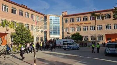 Manisa'nın Turgutlu ilçesinde bir lisenin önünde silahla ateş açıldığı, bazı