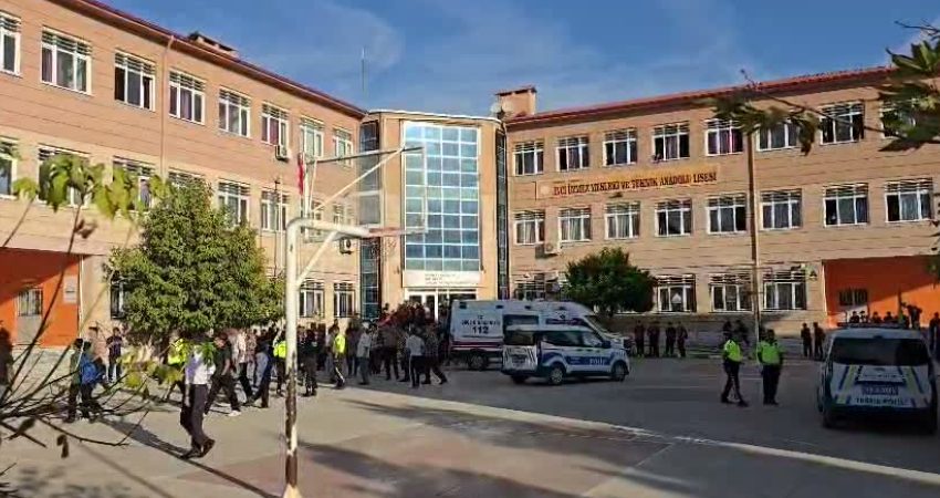 Manisa’da okul önünde silahlı saldırı: Yaralı öğrenciler olduğu bildirildi Manisa'nın Turgutlu ilçesinde bir lisenin önünde silahla ateş açıldığı, bazı