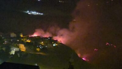 Mardin'de tarihi Mardin Kalesi eteklerinde akşam saatlerinde örtü yangını çıktı.