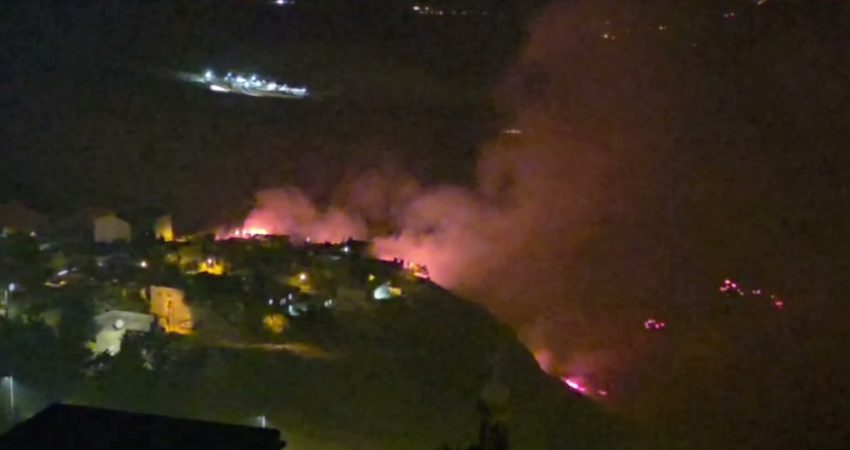 Mardin'de tarihi Mardin Kalesi eteklerinde akşam saatlerinde örtü yangını çıktı.