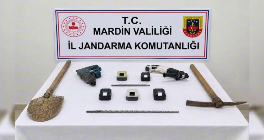 Mardin’de tarihi eser operasyonunda 70 Sikke ve çok sayıda obje ele geçirildi Mardin’de tarihi eser kaçakçılığı ve yasa dışı kazı faaliyetlerine yönelik