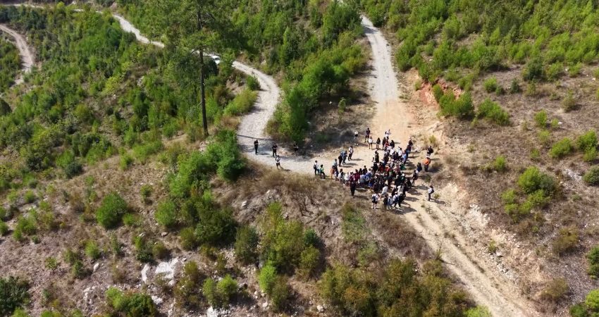 Mersin Büyükşehir Belediyesi’nin desteğiyle Tarsus’ta düzenlenen doğa yürüyüşünde yaklaşık 100