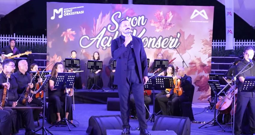 Mersin Büyükşehir Belediyesi Kent Orkestrası, sezonu Akdeniz manzarası eşliğinde açtı Mersin Büyükşehir Belediyesi Kent Orkestrası, 2026-2027 sanat sezonunun açılışını Kültür