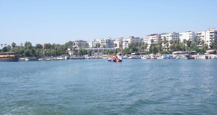 Mersin Büyükşehir Belediyesi, Çamlıbel Balıkçı Barınağı bölgesindeki temizlik yetkisinin yenilenmesine