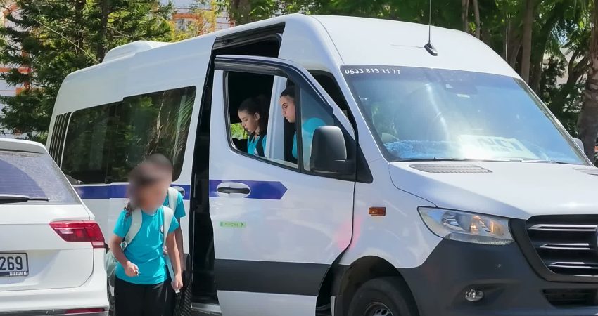 Mersin Büyükşehir Belediyesi’nden okul servislerine denetim Mersin Büyükşehir Belediyesi, öğrencilerin okul ile ev arasındaki yolculuklarını güvenli