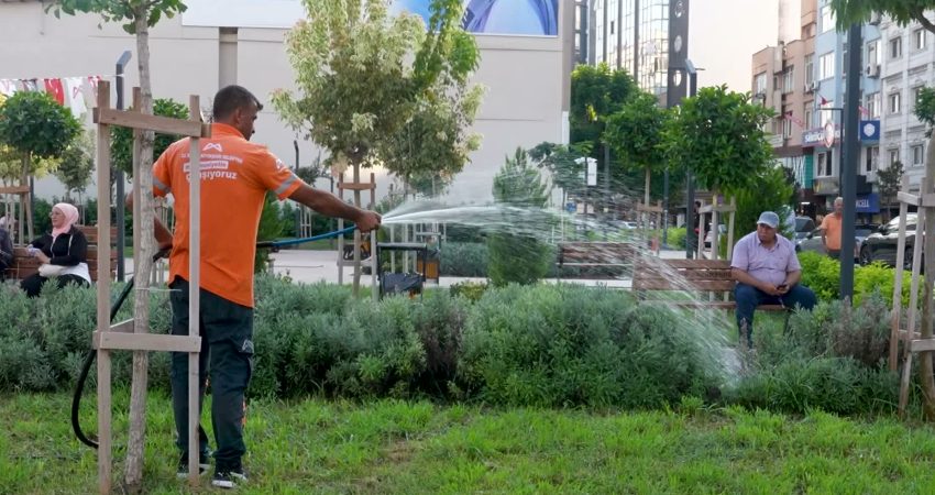 Mersin Büyükşehir Belediyesi’nin “Kırmızı Lacivert Kent Meydanı”na yurttaştan tam not Mersin Büyükşehir Belediyesi, Kırmızı Lacivert ve Özel İdare İş Merkezi’nin