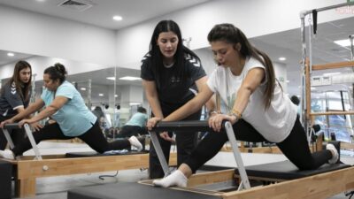 Mersin Büyükşehir Belediyesi’nin kadınlara yönelik hayata geçirdiği ücretsiz pilates kursları,