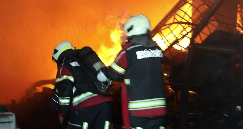 Mersin’in Akdeniz ilçesinde kimyasal madde üretimi yapılan bir tesiste çıkan