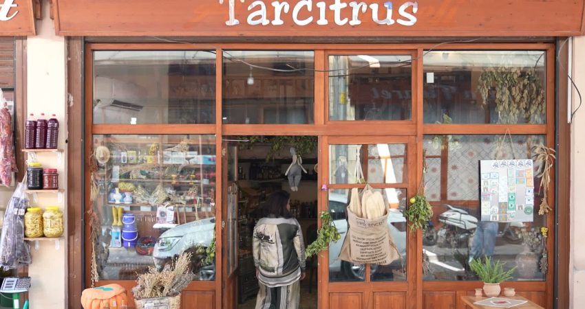 Mersin Büyükşehir Belediyesi, "üretici kadınların ürünlerini tüketiciyle buluşturmak" amacıyla stant