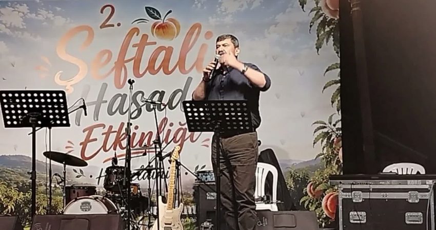 Mersin’de şeftali üreticisi hasat şenliğinde buruktu.  Çiftçi meyve suyu