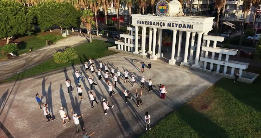 Mersin Büyükşehir Belediyesi, merkez ilçe muhtarlarının katılımıyla sahilde sabah sporu