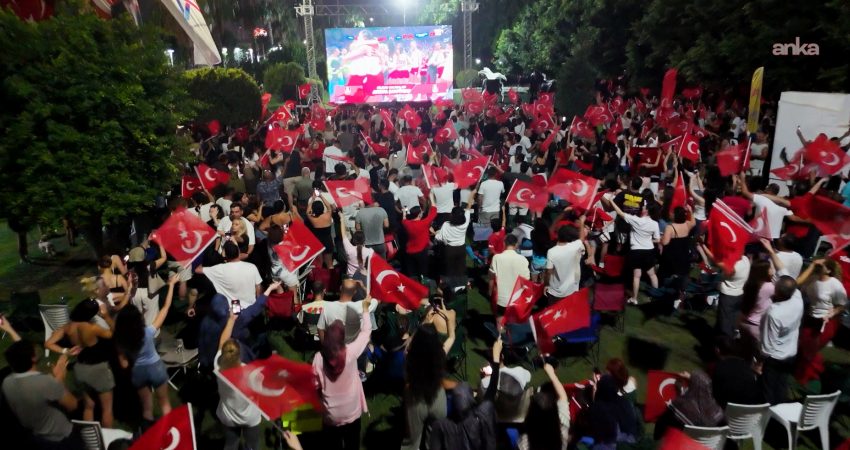 Mersinliler, Filenin Sultanları’nın Avrupa Şampiyonluğu’nu kutladı A Milli Kadın Voleybol Takımı’nın Avrupa Şampiyonası finalinde İtalya’yı 3-2