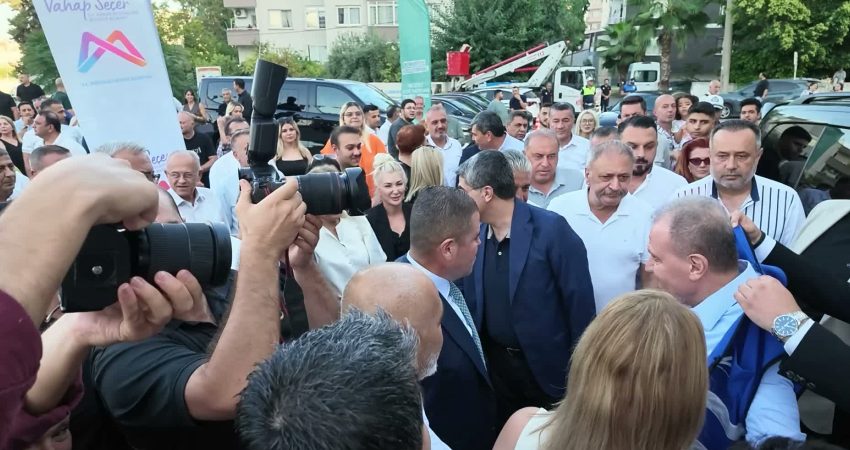 Mersin Büyükşehir Belediye Başkanı Vahap Seçer, "Mezitli Kent Meydanı" projesinin