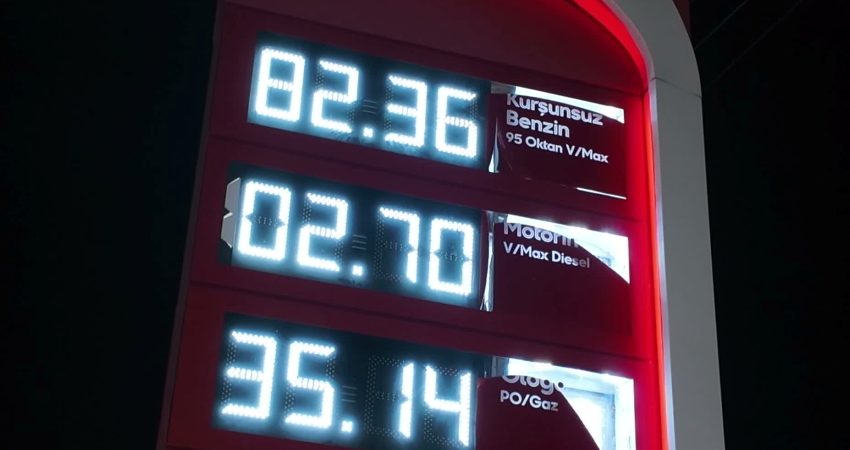 Motorin 100 lirayı aştı… Akaryakıt tabelaları zamla üç haneli olan motorin fiyatını yansıtmakta yetersiz kaldı Motorinin litre fiyatı, 14 Eylül Pazartesi günü gelen 6,62 liralık