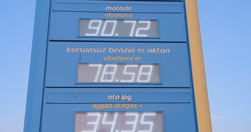 Osmaniye'nin Kadirli ilçesinde, akaryakıta gelen zam çiftçilerin tepkisine neden oldu.