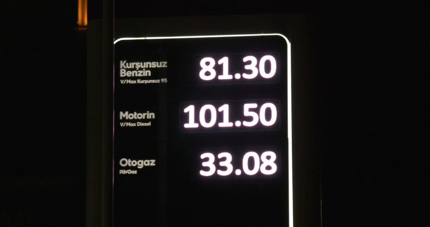 Motorinin litre fiyatına bugünden itibaren geçerli olmak üzere zam yapıldı.