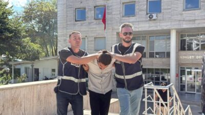 Muğla'nın Menteşe ilçesinde okul bahçesindeki Atatürk büstünü yerinden sökerek götürdüğü