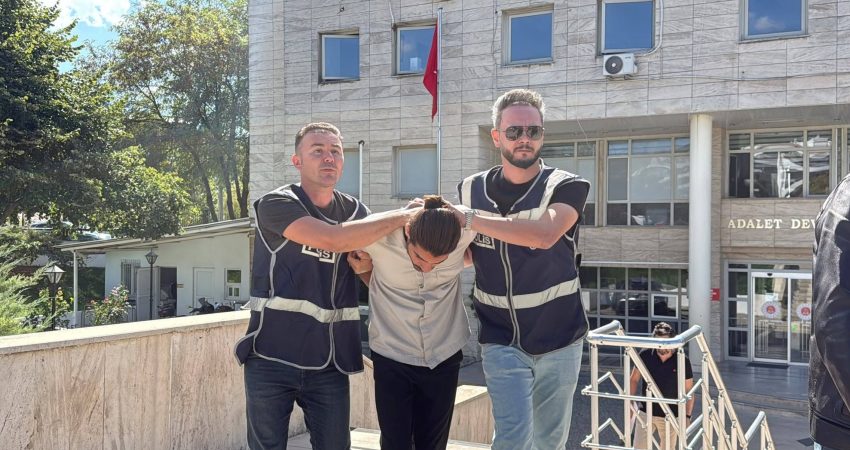 Muğla'nın Menteşe ilçesinde okul bahçesindeki Atatürk büstünü yerinden sökerek götürdüğü
