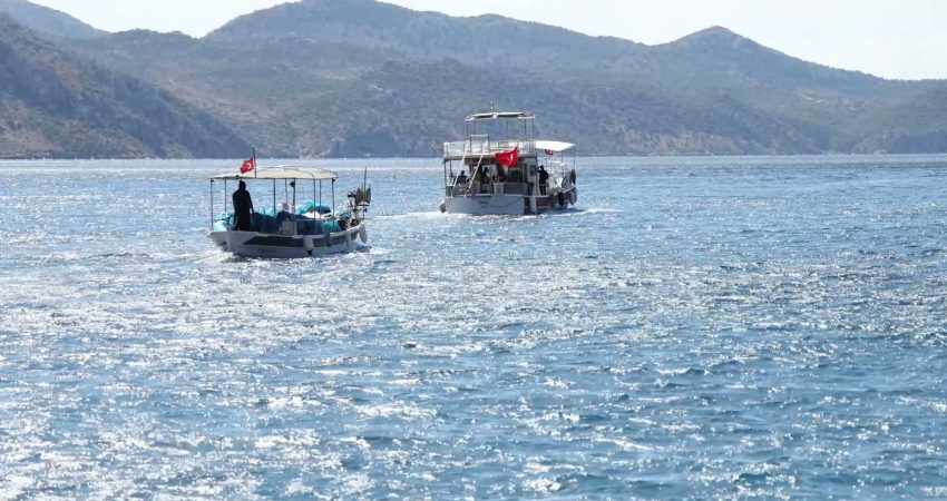 Muğla Büyükşehir Belediyesi, plastik atıkların deniz ve kıyılarda oluşturduğu kirliliğe