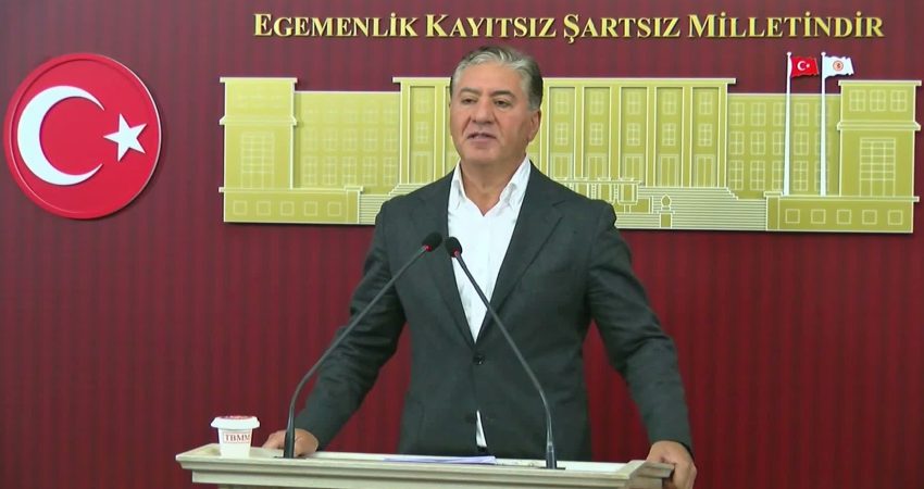 Murat Emir: “Fon krizinde kaçırılan parayı gizlemek için sosyal medya hesaplarını engellediler” YENİ Parti Grup Başkanvekili Murat Emir, fon kriziyle ilgili yüzlerce