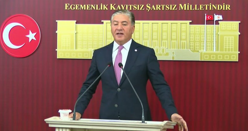 Murat Emir’den iktidara “fon krizi” tepkisi: “Siz bu sorunun, bu krizin, bu vurgunun içindesiniz, tam göbeğindesiniz” YENİ Parti Grup Başkanvekili Murat Emir, iktidarın "fon krizine" müdahalede