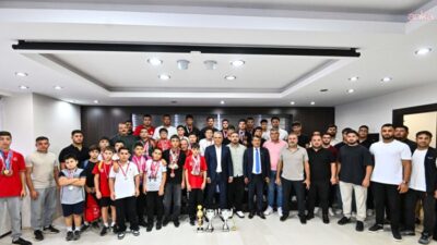 Muratpaşa Belediye Başkanı Ümit Uysal, Muratpaşa Belediyespor Kulübü’nün güreşçileriyle bir