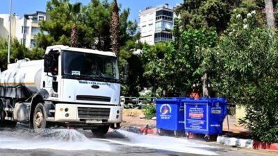 Muratpaşa Belediyesi, atıkların boşaltılmasının ardından konteynerleri ve konteynerlerin çevresini de