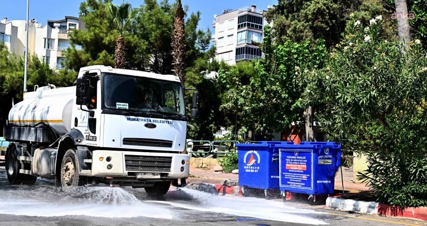 Muratpaşa Belediyesi, atıkların boşaltılmasının ardından konteynerleri ve konteynerlerin çevresini de