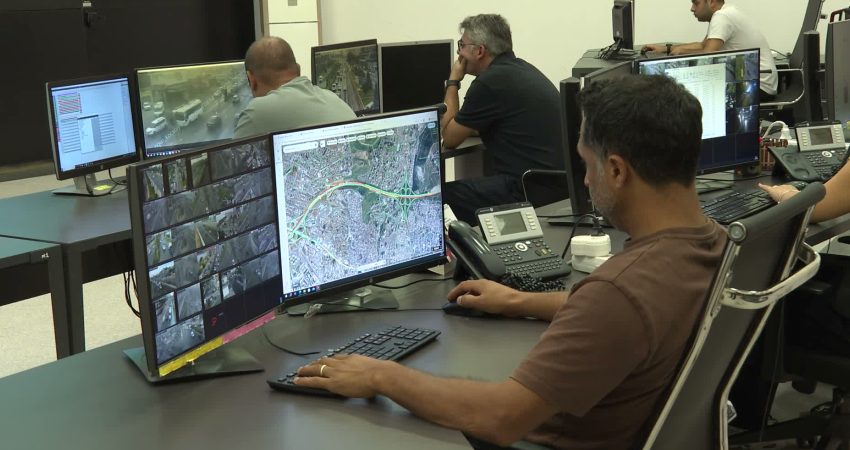 Okul trafiği İZUM’un yakın takibinde İzmir Büyükşehir Belediyesi, yeni eğitim-öğretim yılının başlamasıyla artan trafik hareketliliğini