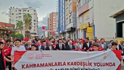 Osmaniye'de 19 Eylül Gaziler Günü dolayısıyla yürüyüş düzenlendi. Mehter takımı