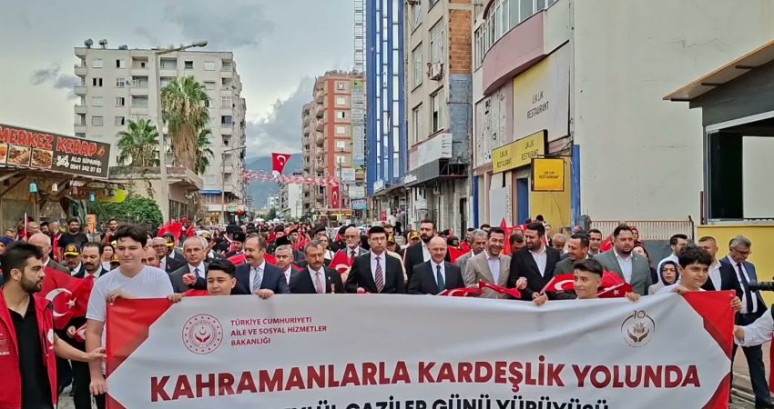 Osmaniye'de 19 Eylül Gaziler Günü dolayısıyla yürüyüş düzenlendi. Mehter takımı