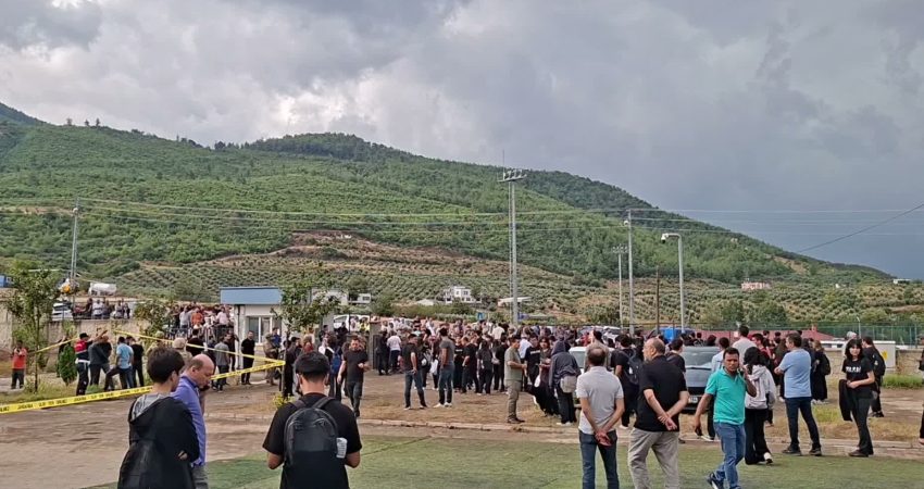 Osmaniye’de okul saldırısı… Eğitim-İş Osmaniye Şube Başkanı Yücel: “Güvenlik tedbirlerinin yetersiz olduğunu bir kez daha gördük” Eğitim-İş Osmaniye Şube Başkanı Adem Yücel, Osmaniye Farabi Anadolu Lisesi'nde