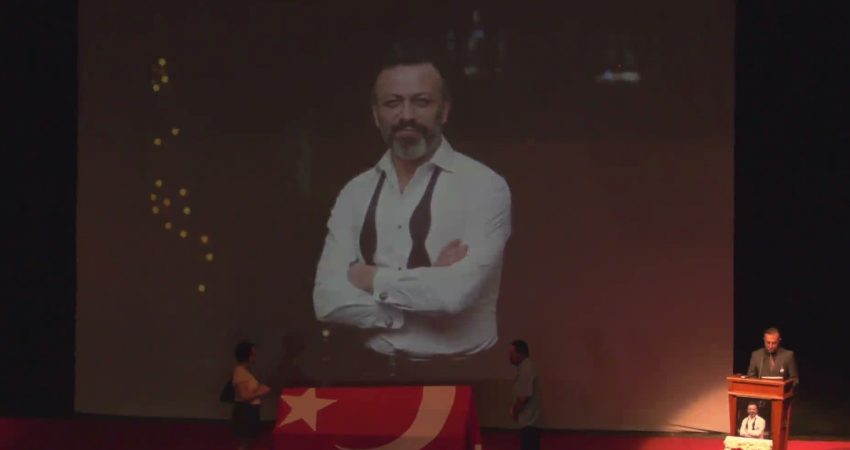 Oyuncu Serhat Kılıç için Muhsin Ertuğrul Sahnesi’nde cenaze töreni düzenlendi Yaşamını yitiren oyuncu Serhat Mustafa Kılıç için Muhsin Ertuğrul Sahnesi’nde