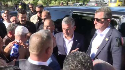YENİ Parti Genel Başkanı Özgür Özel, Ardahan'da pazar esnafını ziyaret etti.