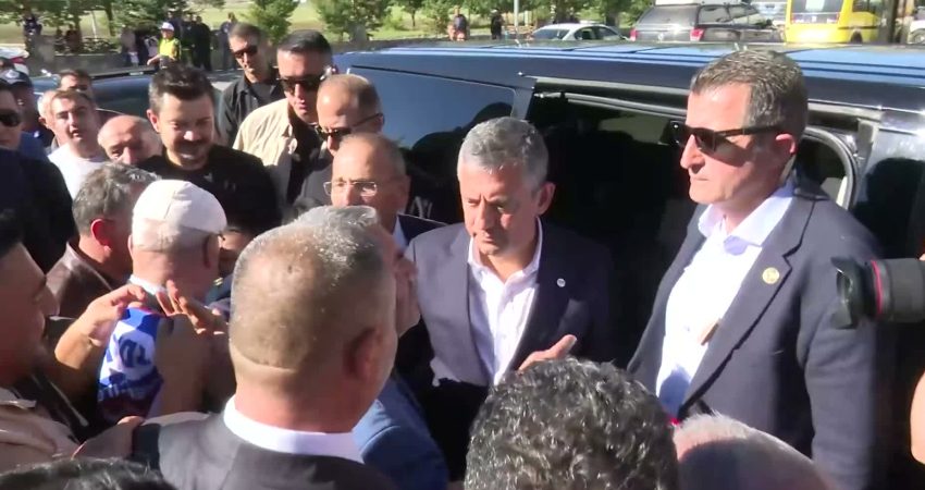 YENİ Parti Genel Başkanı Özgür Özel, Ardahan'da pazar esnafını ziyaret etti.