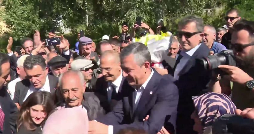 Özgür Özel Ardahan’da… Özel: “YENİ Parti gelince adamı olan değil arkada kalanlar öne gelecek” YENİ Parti Genel Başkanı Özgür Özel, Ardahan Çamlıçatak Köyü'nde kadınlarla bir