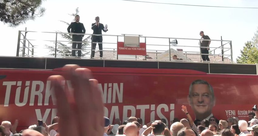 YENİ Parti Genel Başkanı Özgür Özel, Kırklareli'nde partisinin yeni otobüsü