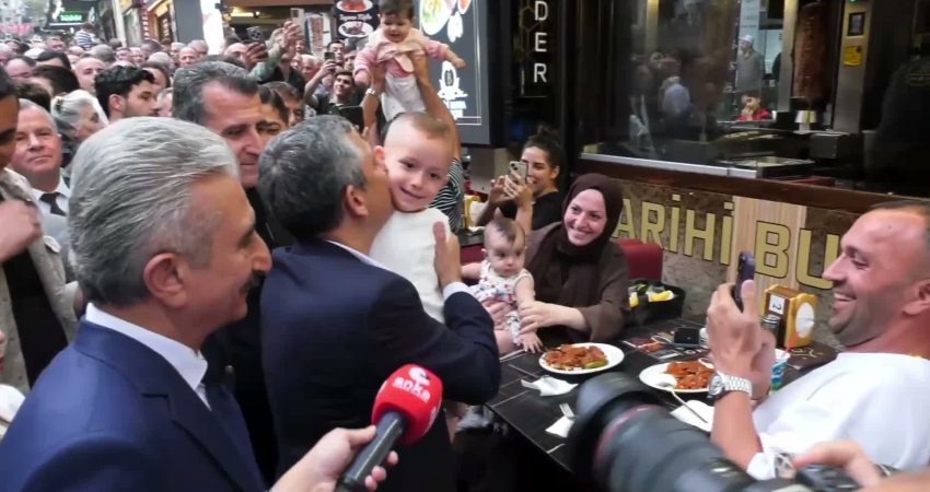 YENİ Parti Genel Başkanı Özgür Özel, Bursa’da esnaf ziyaretinde yurttaşların