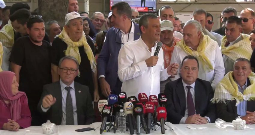 Özgür Özel: “Çiftçinin bütün kredilerinin faizlerini bir kereye mahsus sileceğiz, ana parayı üç yıla böleceğiz” YENİ Parti Genel Başkanı Özgür Özel, Manisa Hacıhaliller Mahallesi'nde üzüm üreticileriyle