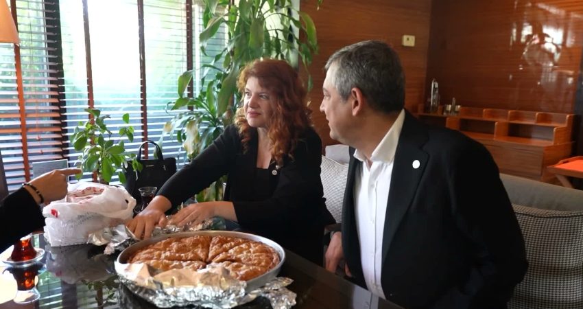 Özgür Özel, dün börek ikramını geri çevirdiği YENİ Parti üyesi Canan Uzer ile bugün kahvaltı yaptı YENİ Parti Genel Başkanı Özgür Özel, dün Bursa'da Fatih Sultan