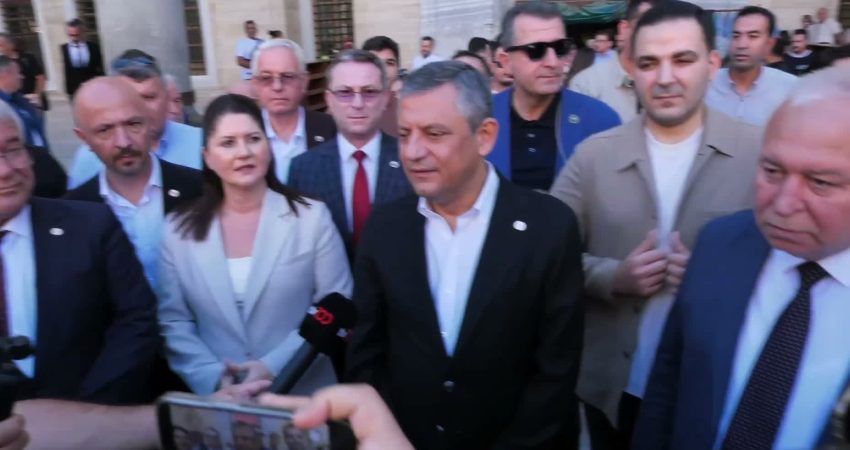 Özgür Özel Edirne’de Selimiye Camii’yi ziyaret etti… Özel: “Restorasyonla ilgili bilgiler aldık” YENİ Parti Genel Başkanı Özgür Özel, Selimiye Camii ziyaretinin ardından yaptığı