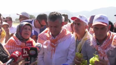 YENİ Parti Genel Başkanı Özgür Özel, Manisa Hacıhaliller Mahallesi'nde üzüm üreticileriyle bir