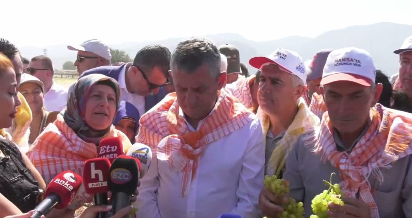 Özgür Özel Manisa’da üzüm üreticileriyle buluştu: “TMO’nun bir an önce doğru bir fiyat açıklaması lazım” YENİ Parti Genel Başkanı Özgür Özel, Manisa Hacıhaliller Mahallesi'nde üzüm üreticileriyle bir