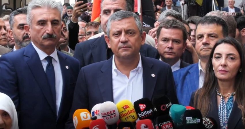 Özgür Özel: “Milleti kandıramazlar, biz o sandığa varacağız ve o seçimi de alacağız” YENİ Parti Genel Başkanı Özgür Özel, Bursa’da yaptığı açıklamalarda borsadaki