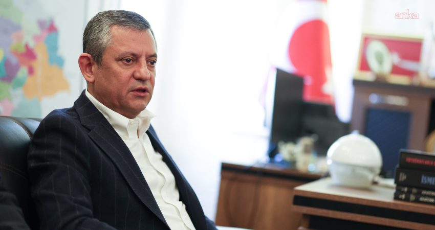Özgür Özel: “Sürece katkı sağlayacak olan Öcalan’ın yeni konutuna kavuşmasından ziyade Demirtaş’ın evine kavuşmasıdır” YENİ Parti Genel Başkanı Özgür Özel, “Biz birilerinin eve çıkmasını