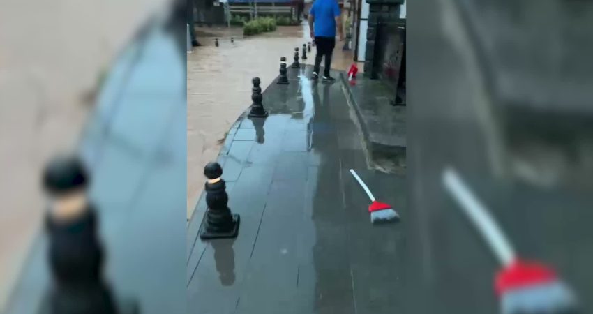 Rize’de şiddetli yağış sonrası İyidere ve Pazar sel sularına teslim oldu Rize'de etkili olan şiddetli yağış İyidere ve Pazar ilçelerinde taşkın