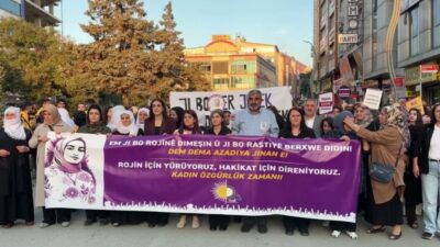 Tevgera Jinên Azad (TJA) öncülüğünde Van’da bir araya gelen kadınlar,
